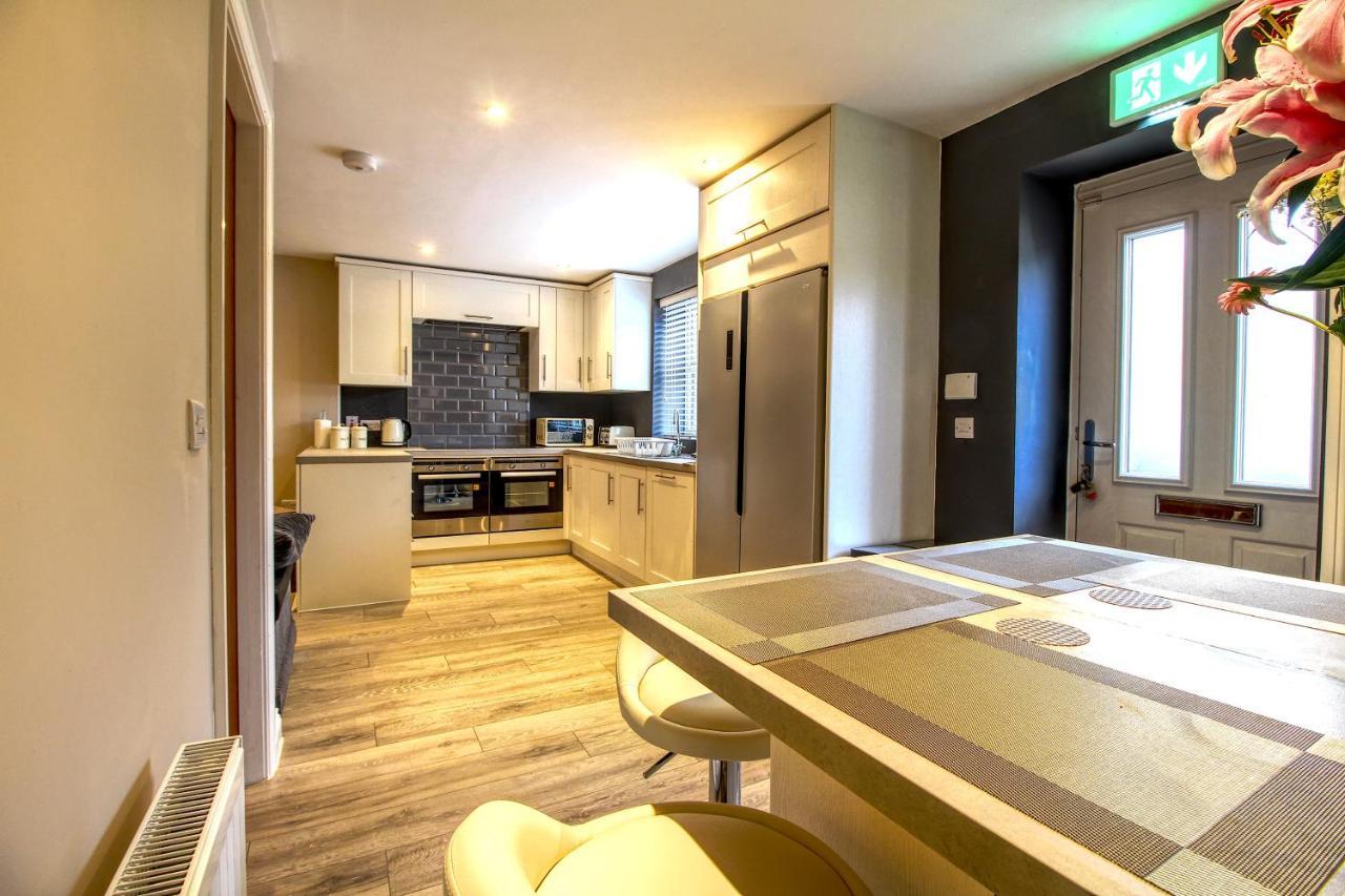 6 Dbl Bed, Central Huddersfield House Inc Parking المظهر الخارجي الصورة